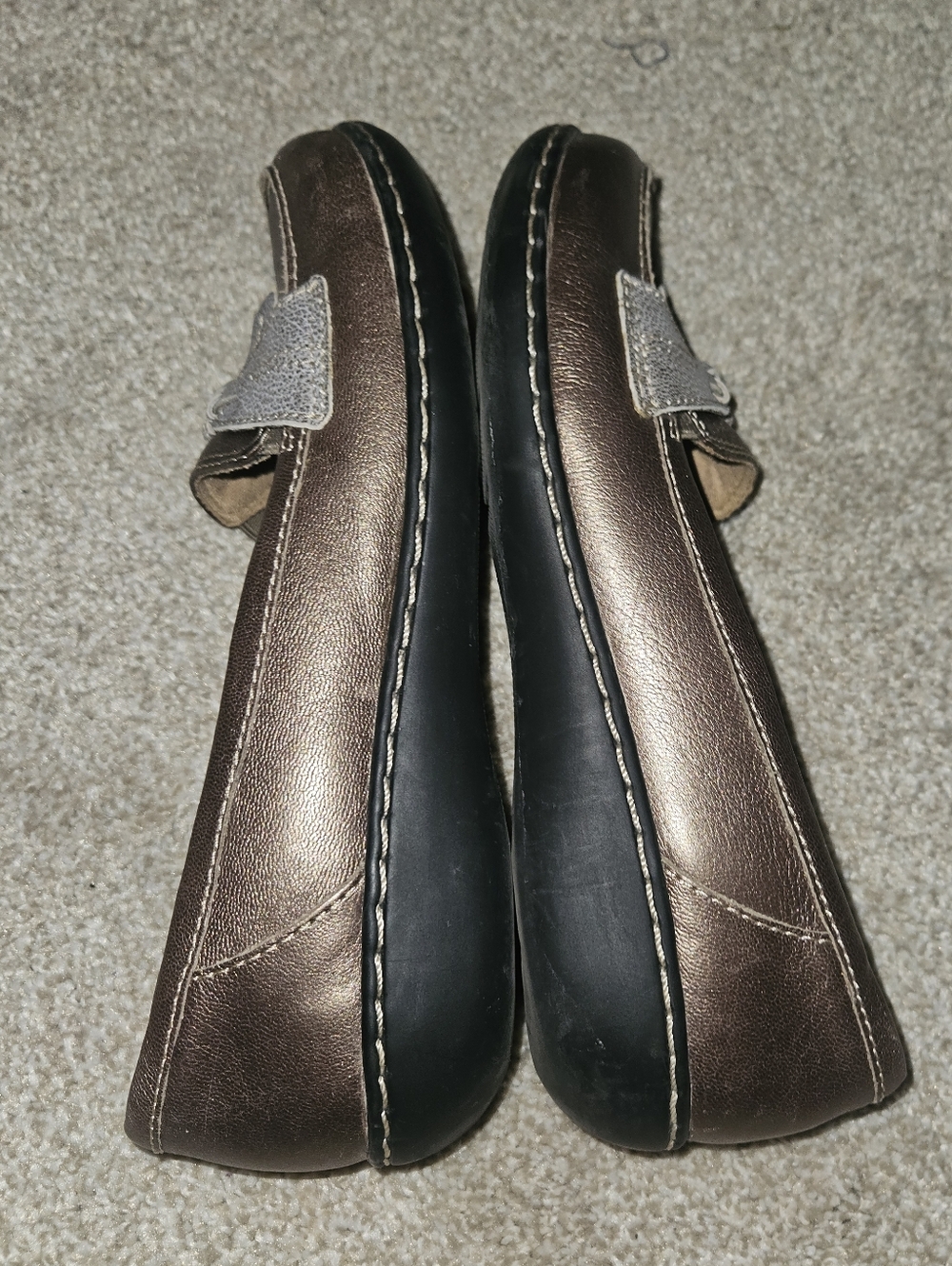 SOLD**Clarks Bronze Ashland Bubble Leather Loafers with Silver Bow - Picture 7 of 10